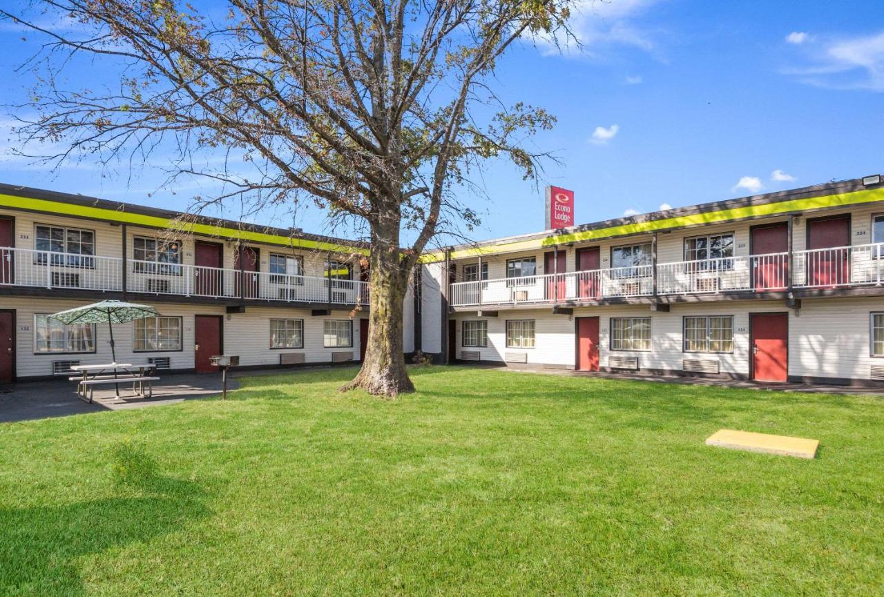 Econo Lodge Inn & Suites Terre Haute Bagian luar foto
