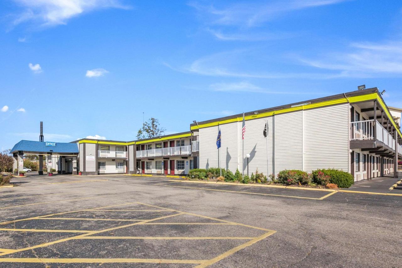 Econo Lodge Inn & Suites Terre Haute Bagian luar foto