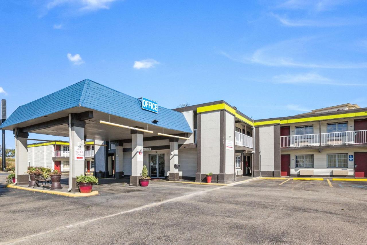 Econo Lodge Inn & Suites Terre Haute Bagian luar foto