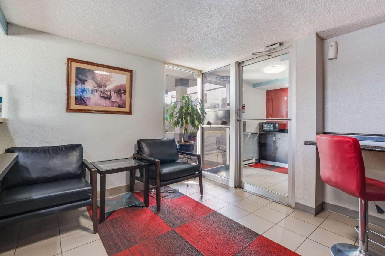 Econo Lodge Inn & Suites Terre Haute Bagian luar foto