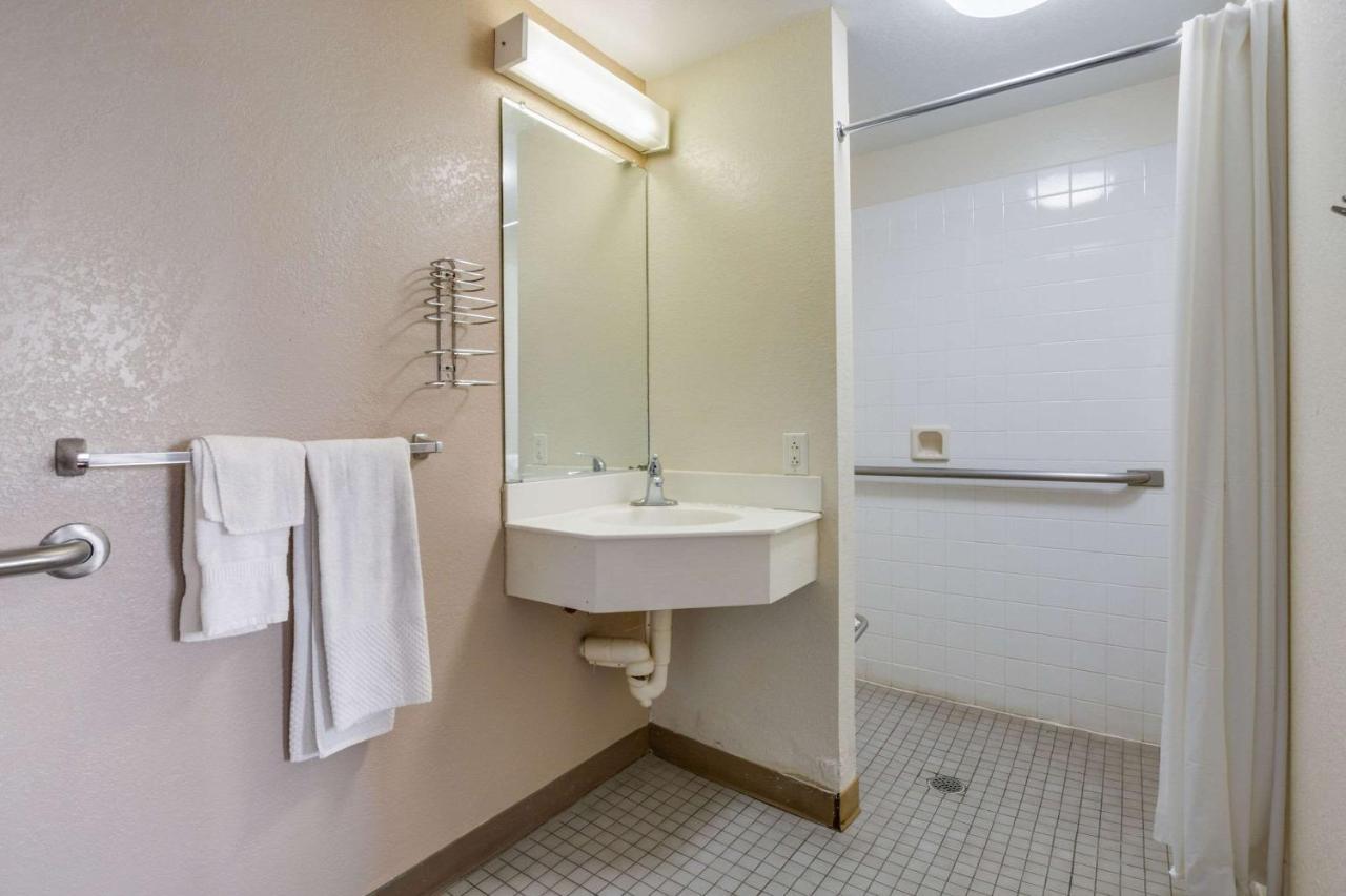 Econo Lodge Inn & Suites Terre Haute Bagian luar foto