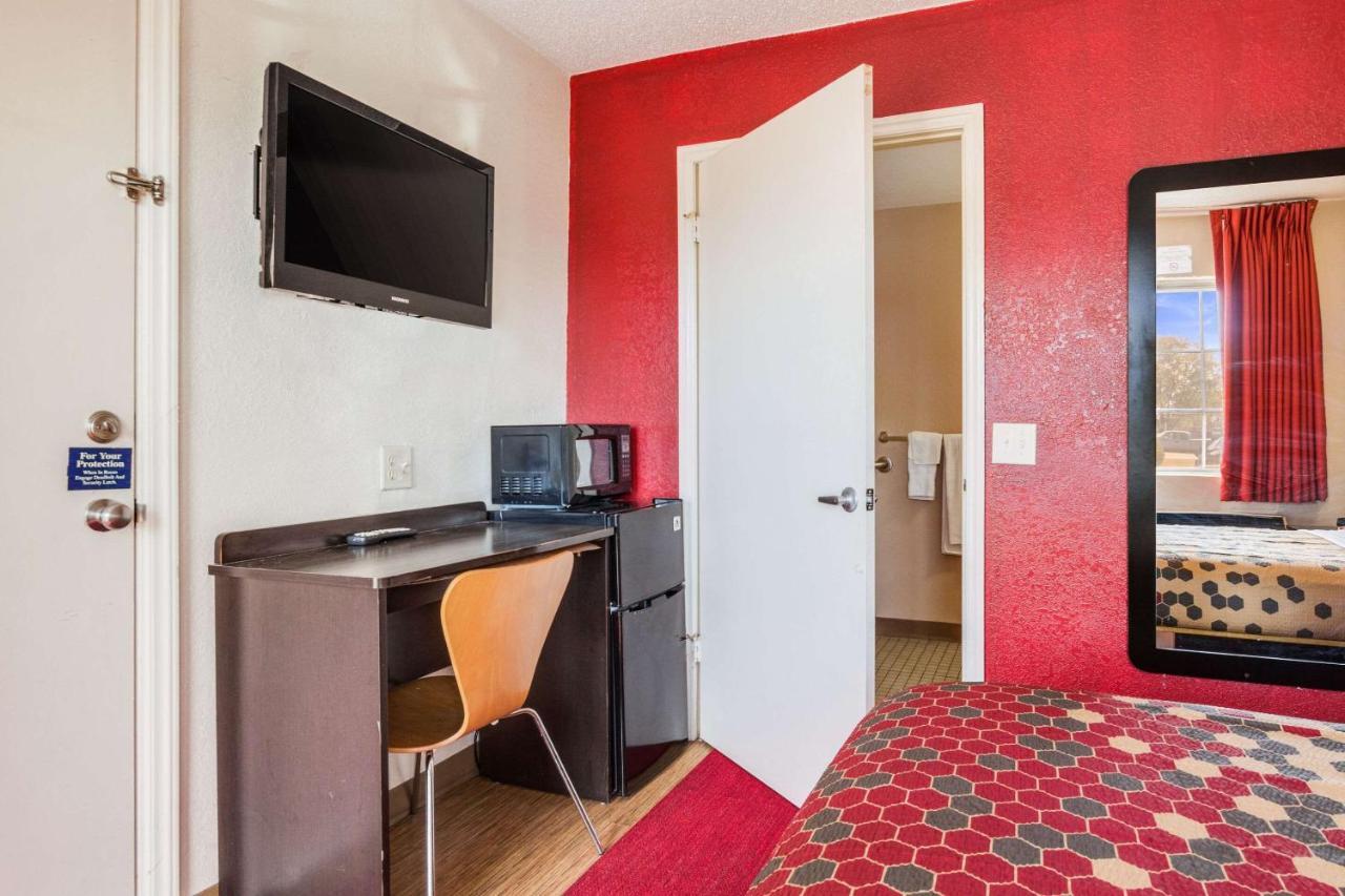 Econo Lodge Inn & Suites Terre Haute Bagian luar foto