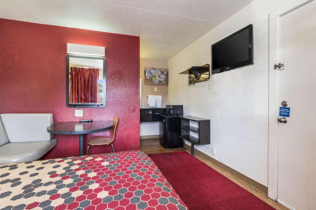 Econo Lodge Inn & Suites Terre Haute Bagian luar foto
