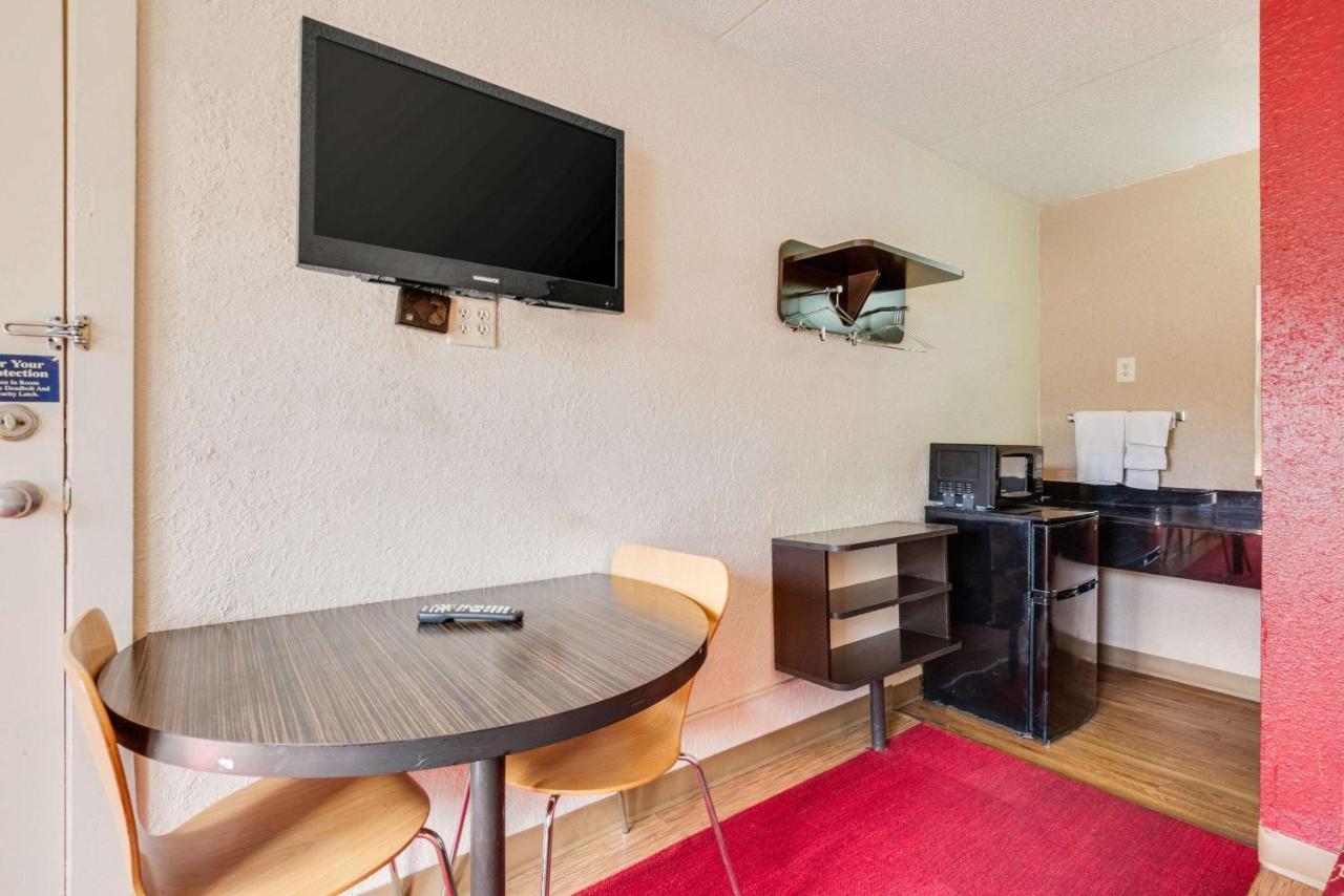 Econo Lodge Inn & Suites Terre Haute Bagian luar foto