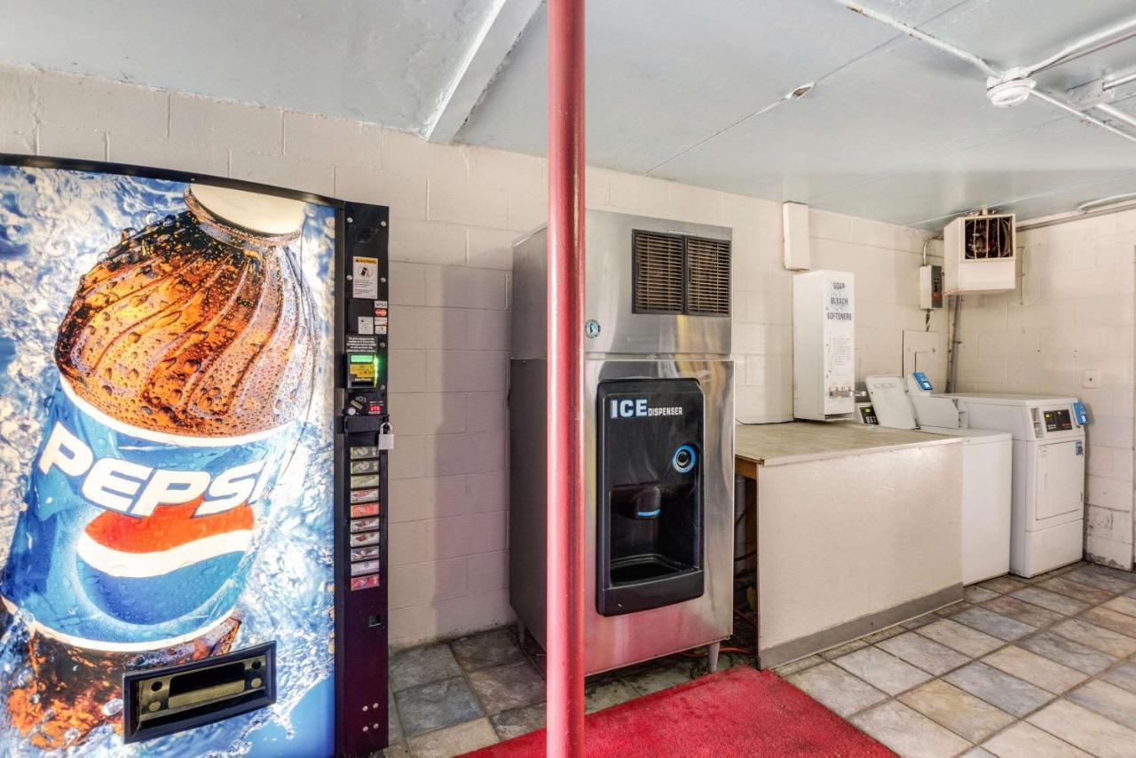 Econo Lodge Inn & Suites Terre Haute Bagian luar foto