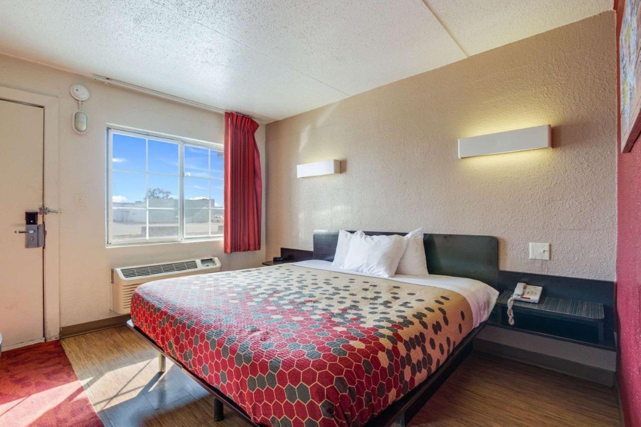Econo Lodge Inn & Suites Terre Haute Bagian luar foto