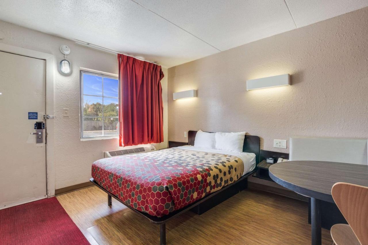 Econo Lodge Inn & Suites Terre Haute Bagian luar foto