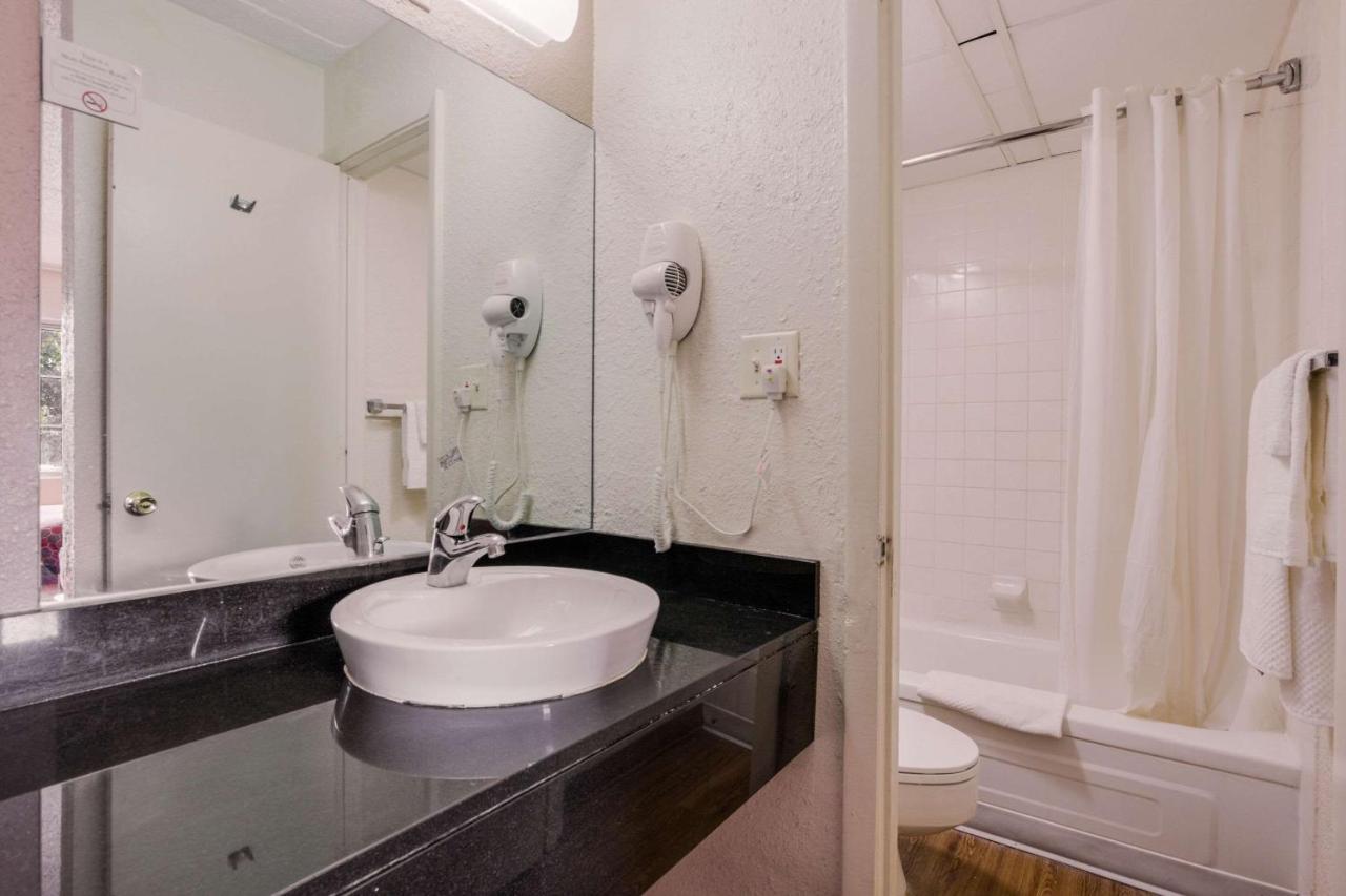 Econo Lodge Inn & Suites Terre Haute Bagian luar foto